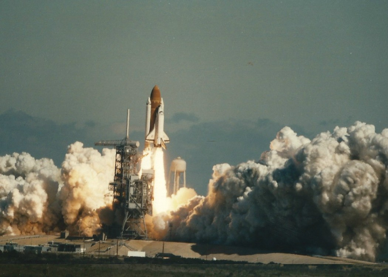 Illustration for article titled Long-Forgotten Photographs Reveal Challenger Disaster As It Happened